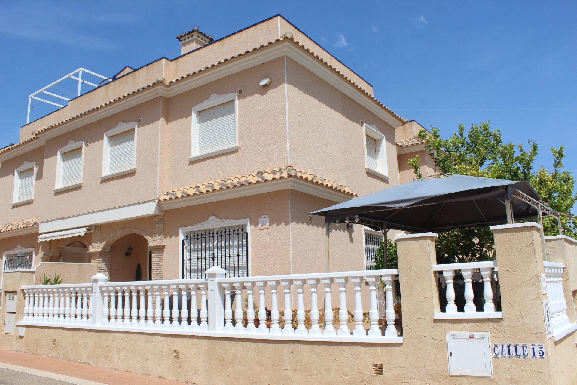 Resale - Villa -
Villamartin - Costa Blanca