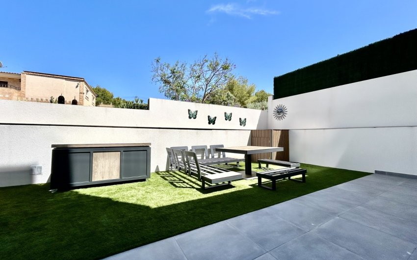 Resale - Villa -
Villamartin - Costa Blanca