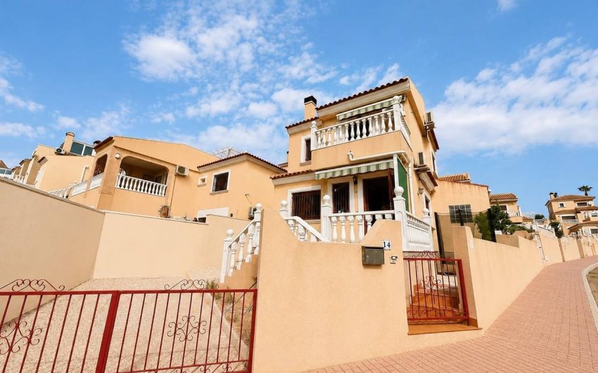 Resale - Villa -
Villamartin - Costa Blanca