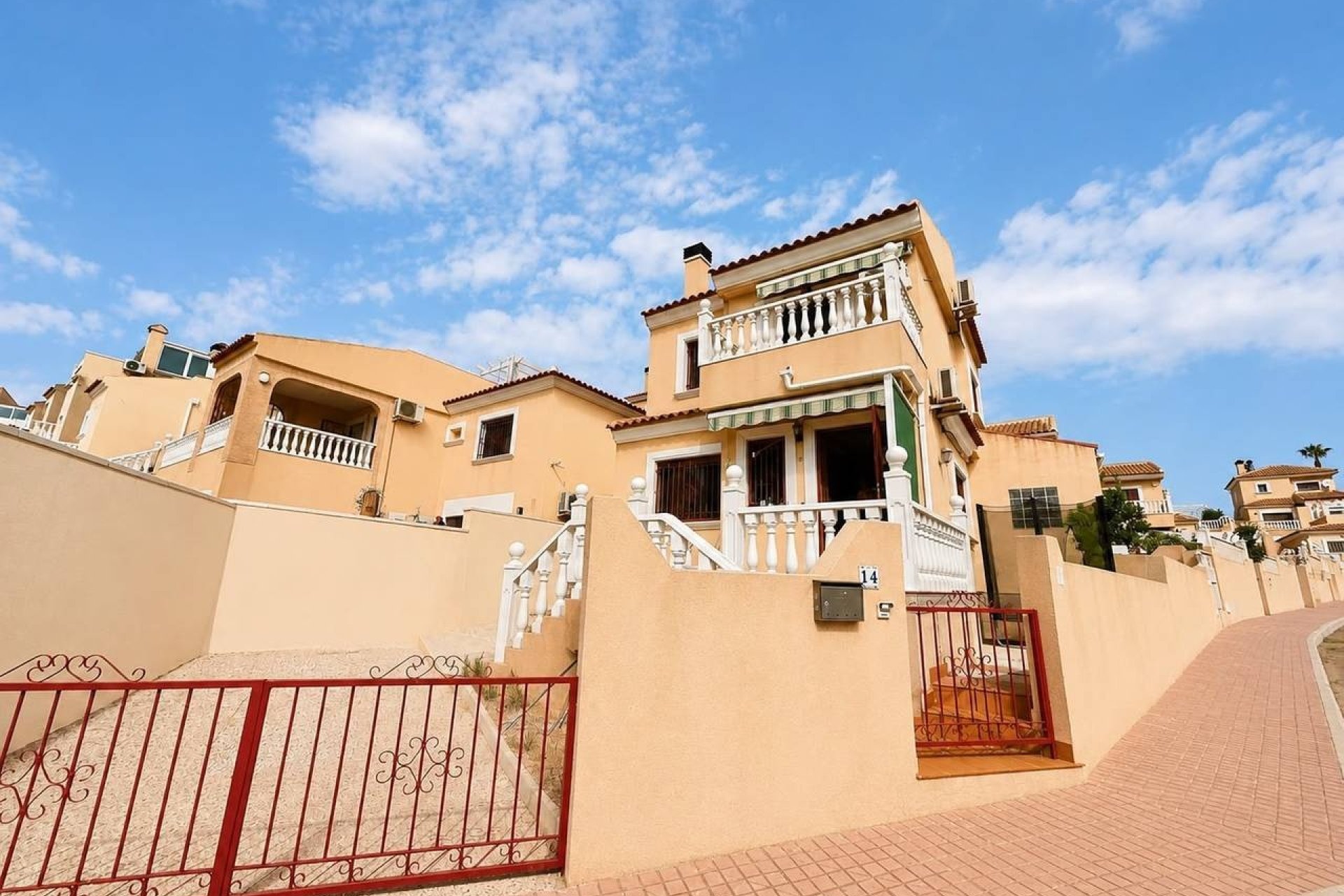 Resale - Villa -
Villamartin - Costa Blanca