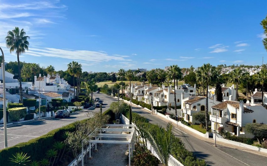 Resale - Villa -
Villamartin - Costa Blanca