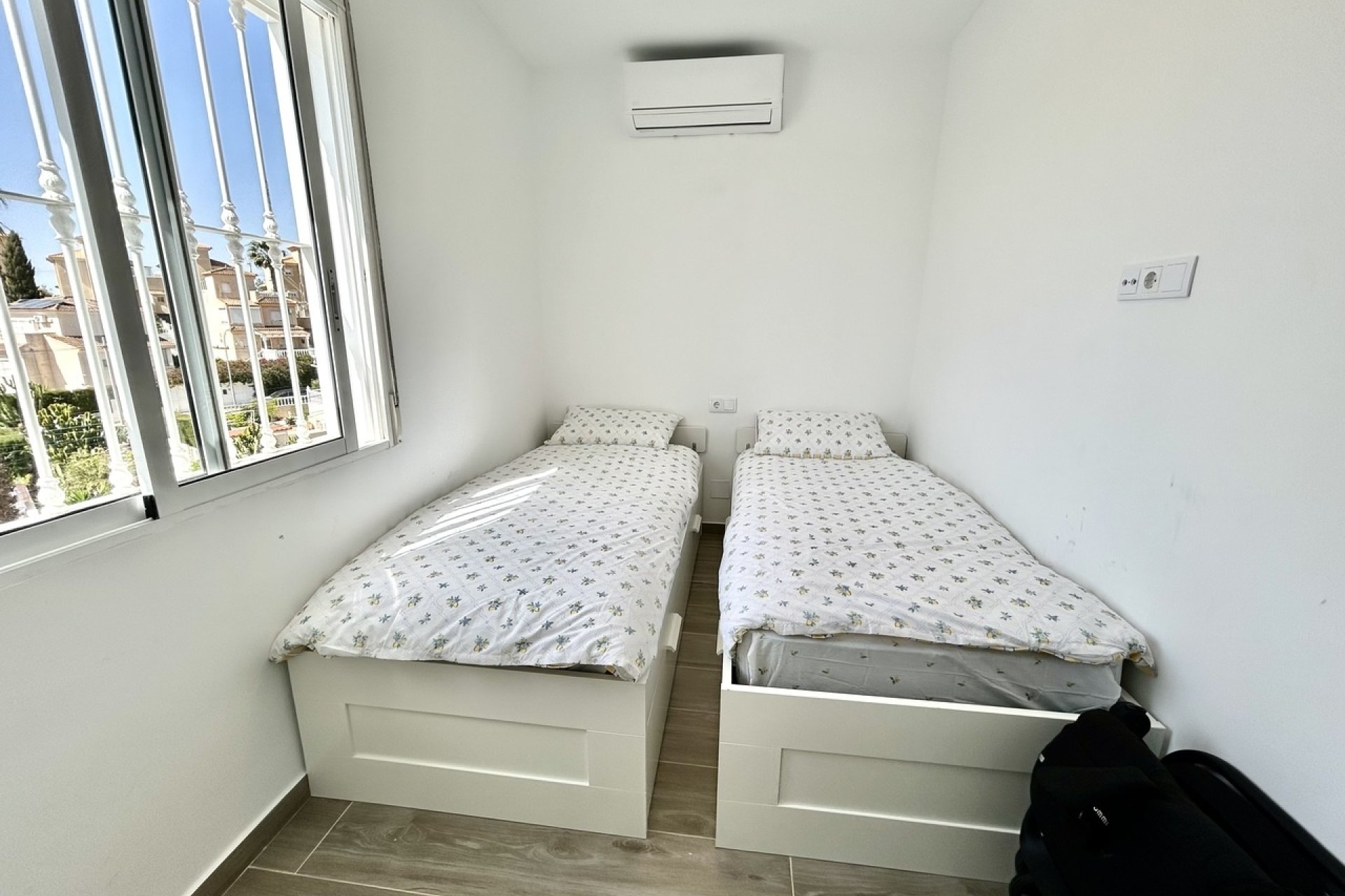 Resale - Villa -
Villamartin - Costa Blanca