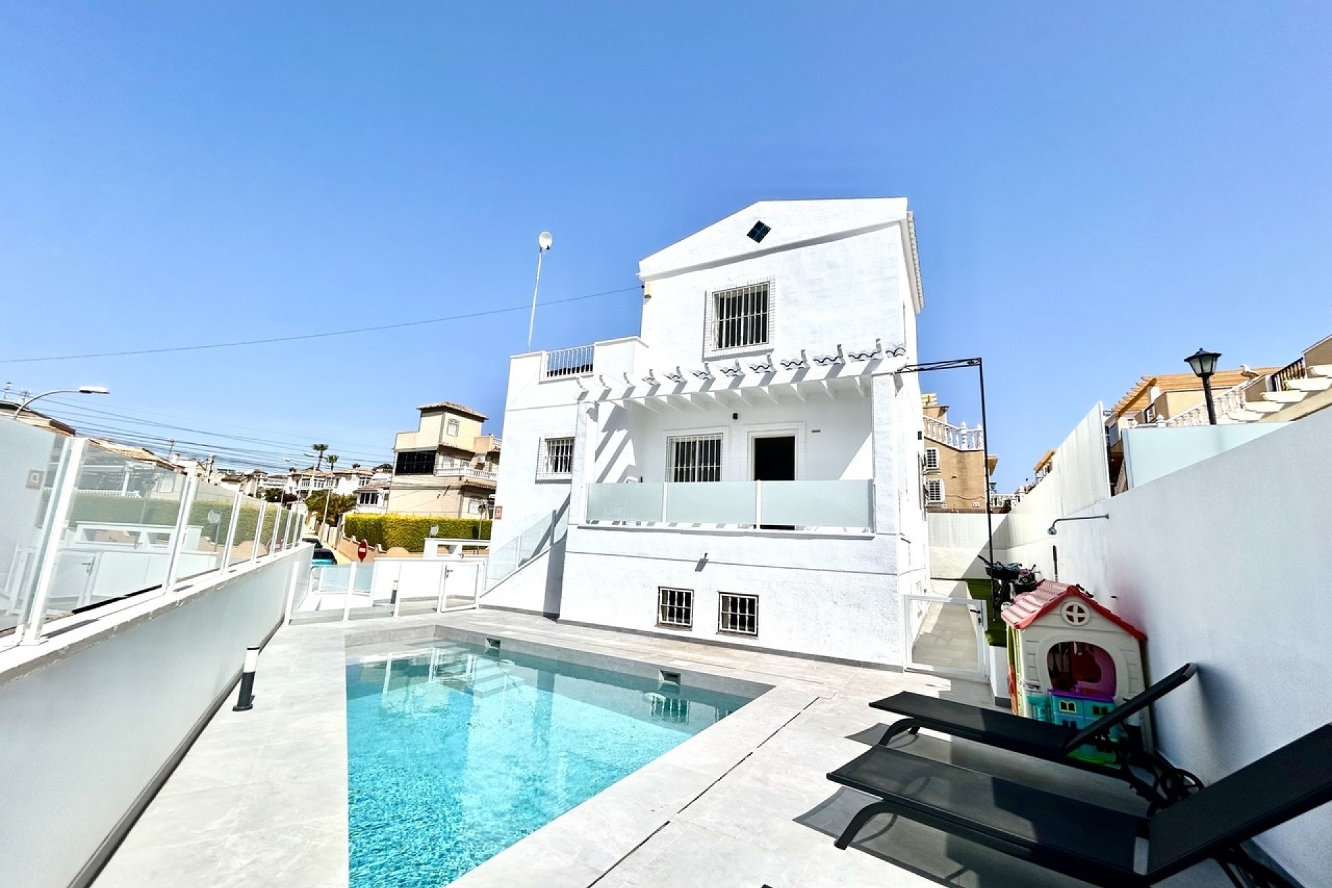 Resale - Villa -
Villamartin - Costa Blanca