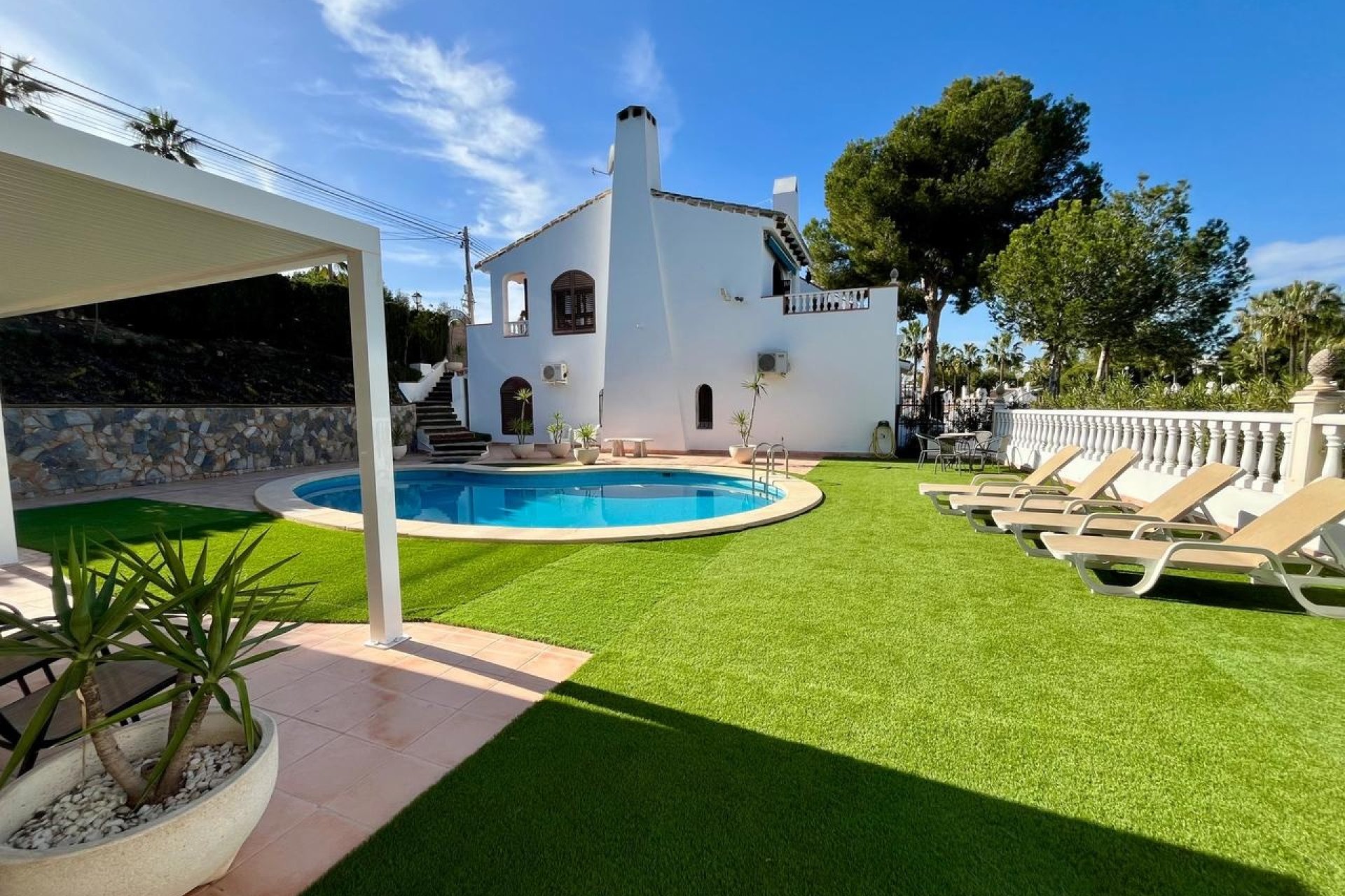 Resale - Villa -
Villamartin - Costa Blanca