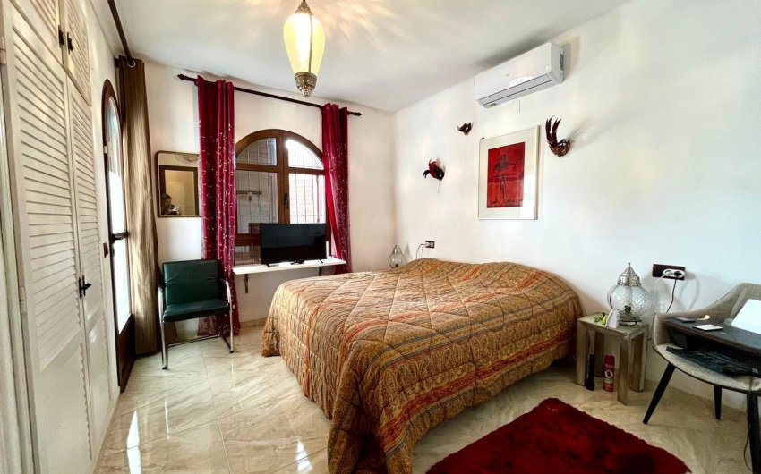 Resale - Villa -
Villamartin - Costa Blanca