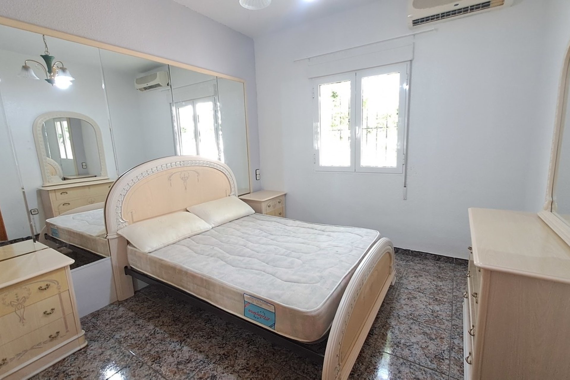 Resale - Villa -
Villamartin - Costa Blanca