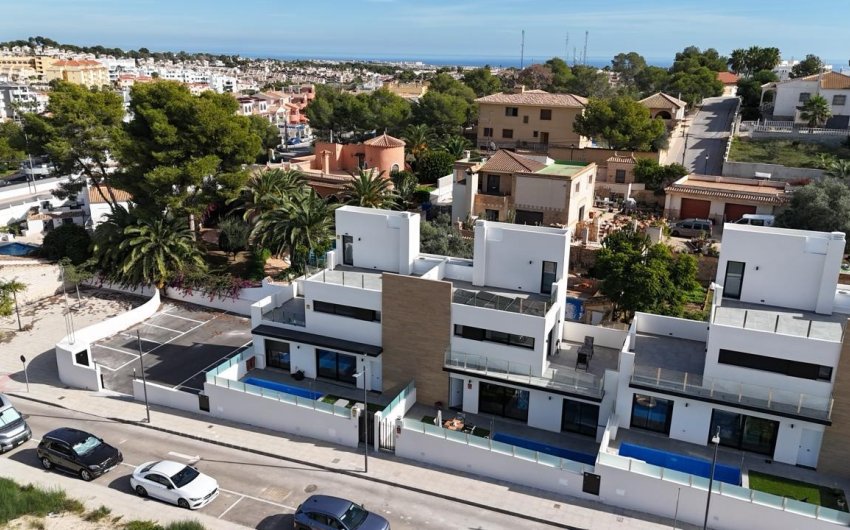 Resale - Villa -
Villamartin - Costa Blanca