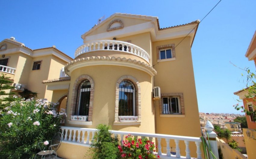 Resale - Villa -
Villamartin - Costa Blanca