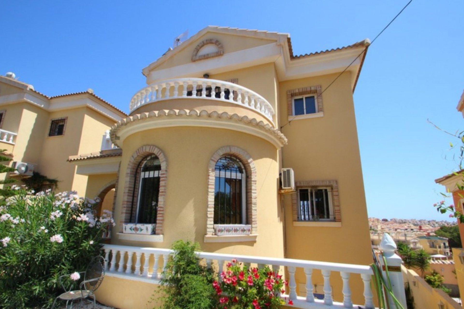 Resale - Villa -
Villamartin - Costa Blanca