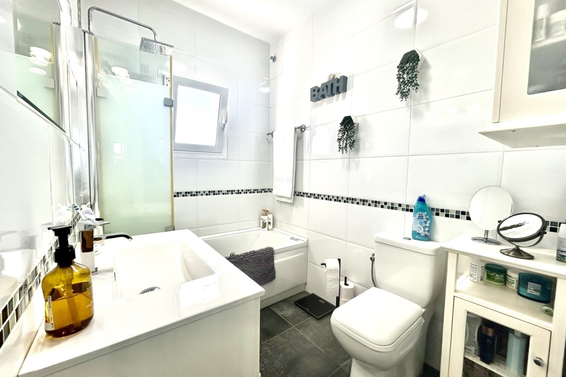 Resale - Villa -
Villamartin - Costa Blanca
