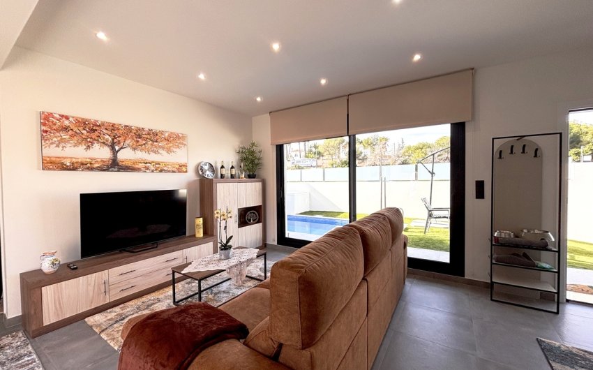 Resale - Villa -
Villamartin - Costa Blanca