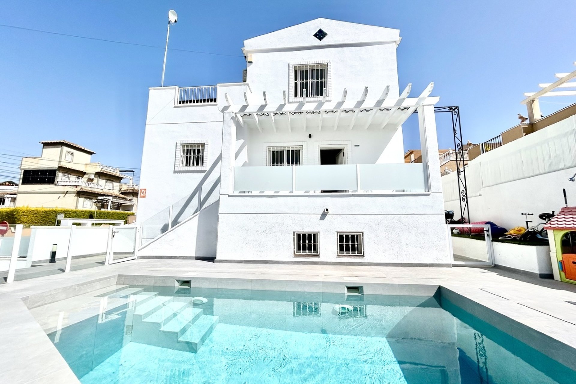 Resale - Villa -
Villamartin - Costa Blanca