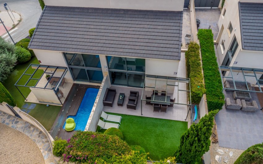 Resale - Villa -
Villamartín - Los Dolses