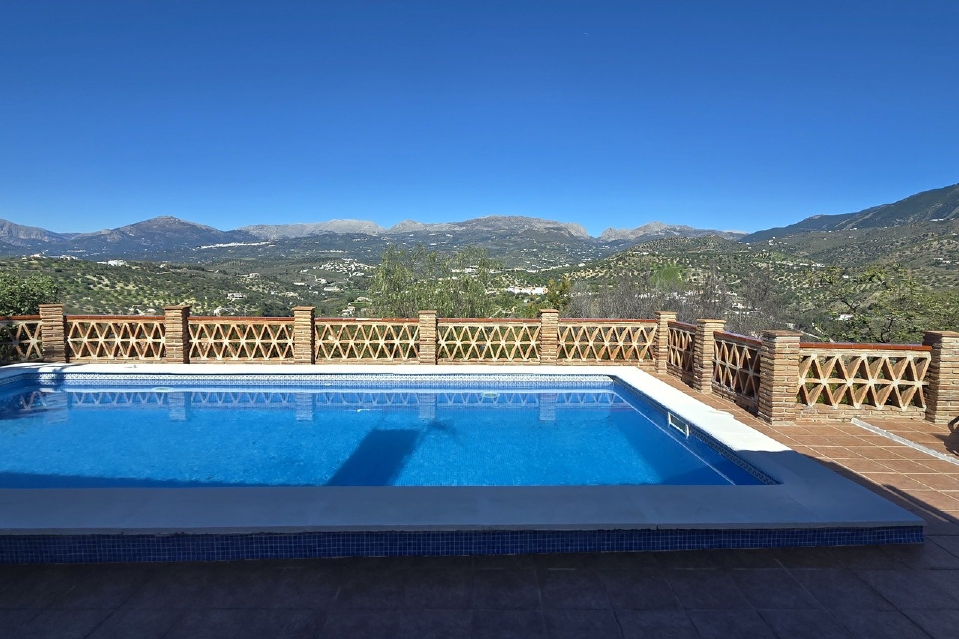 Resale - Villa -
Vinuela - Inland