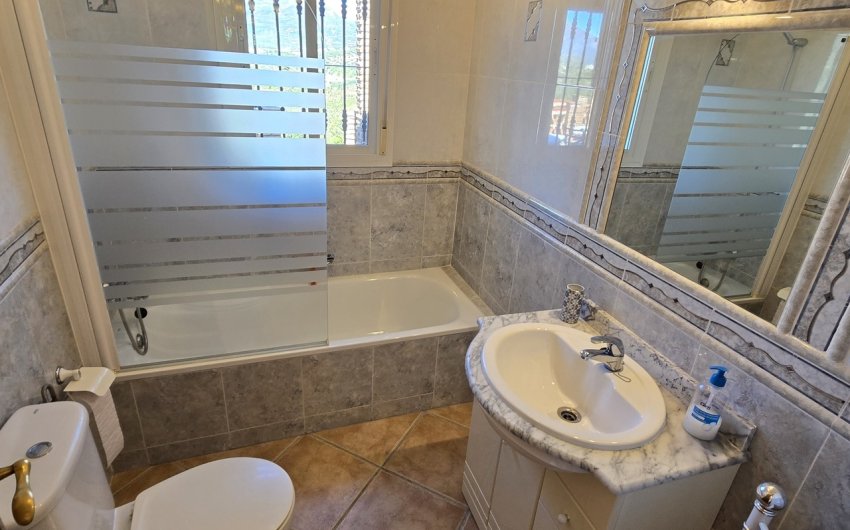 Resale - Villa -
Vinuela - Inland