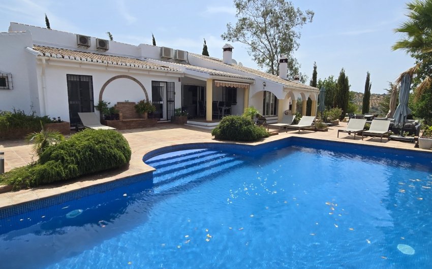 Resale - Villa -
Vinuela - Inland