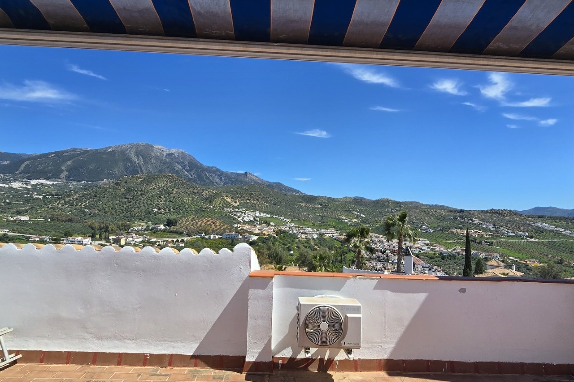 Resale - Villa -
Vinuela - Inland