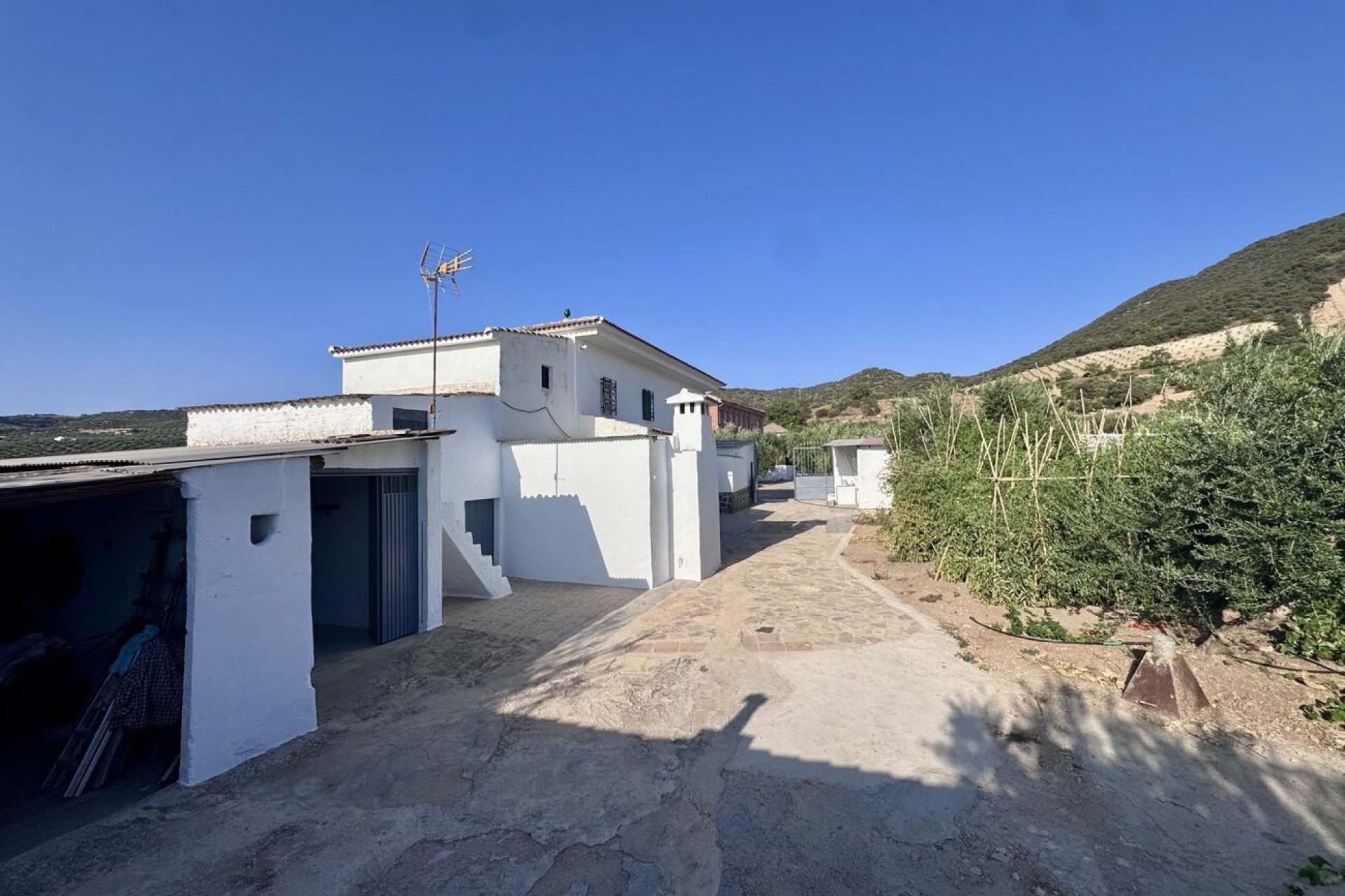 Reventa - Finca -
Algarinejo - Inland