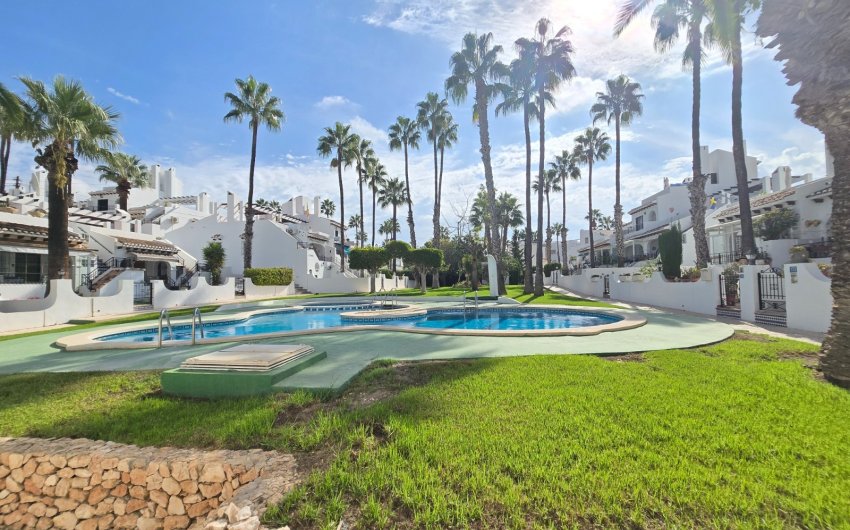 Reventa - Townhouse * -
Villamartin * - Los Dolses *