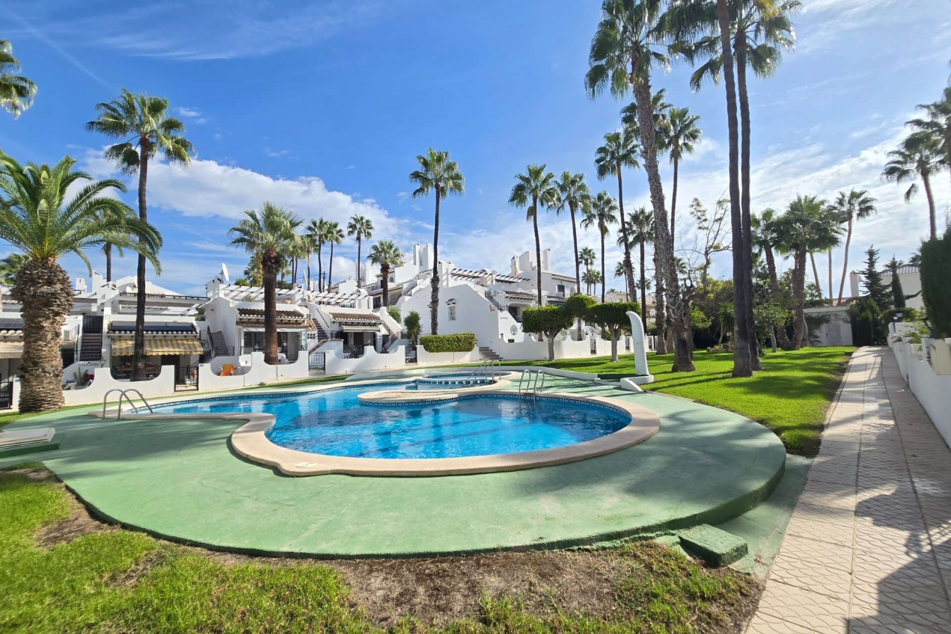 Reventa - Townhouse * -
Villamartin * - Los Dolses *