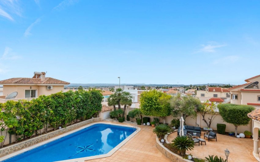 Reventa - Villa -
Ciudad Quesada - La Fiesta