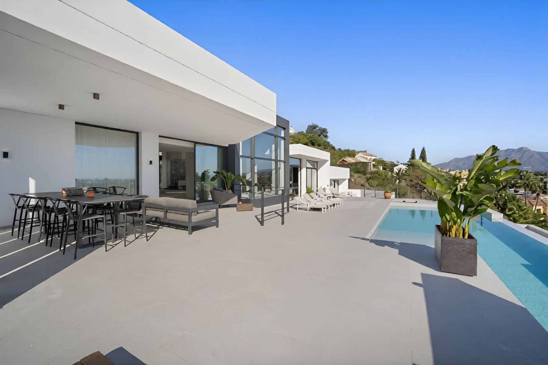 Reventa - Villa -
El Paraíso, Estepona - Costa del Sol