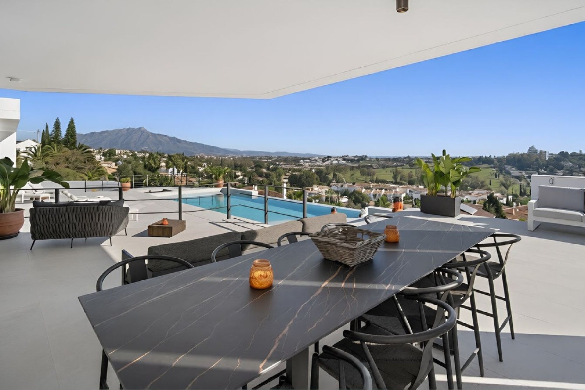 Reventa - Villa -
El Paraíso, Estepona - Costa del Sol