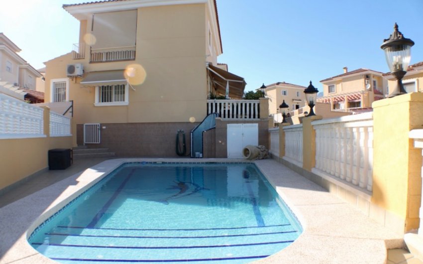 Reventa - Villa -
La Nucía - Urbanizaciones