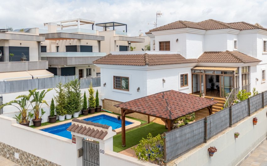 Reventa - Villa -
Los Montesinos - La Herrada