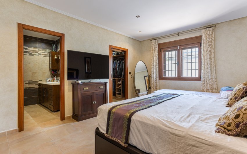 Reventa - Villa -
Los Montesinos - La Herrada