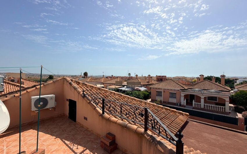Reventa - Villa -
Los Montesinos - La Herrada