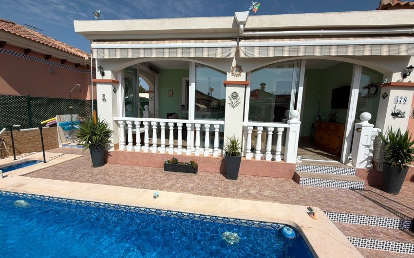 Reventa - Villa -
Los Montesinos - La Herrada