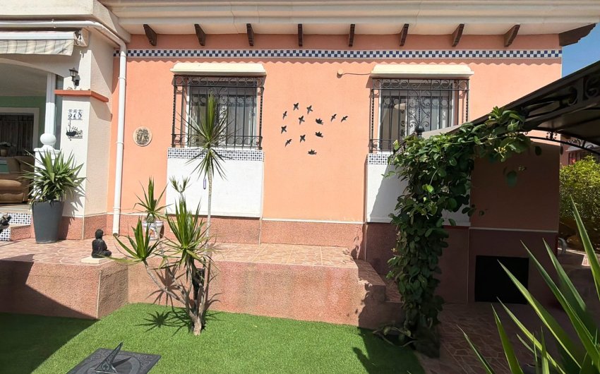 Reventa - Villa -
Los Montesinos - La Herrada