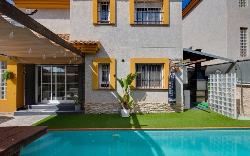 Reventa - Villa -
Los Montesinos - La Herrada