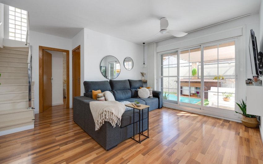 Reventa - Villa -
Los Montesinos - La Herrada