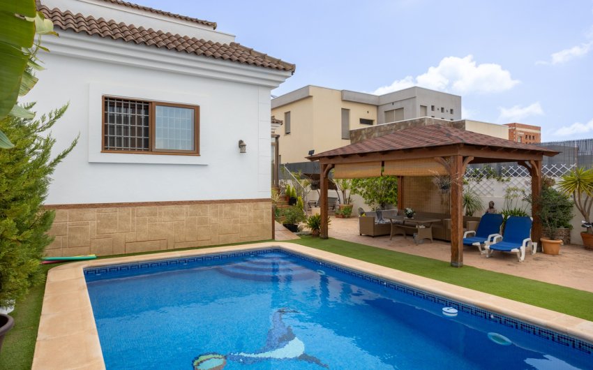 Reventa - Villa -
Los Montesinos - La Herrada