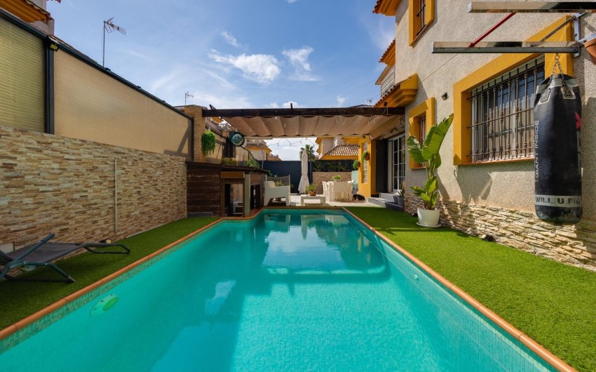 Reventa - Villa -
Los Montesinos - La Herrada