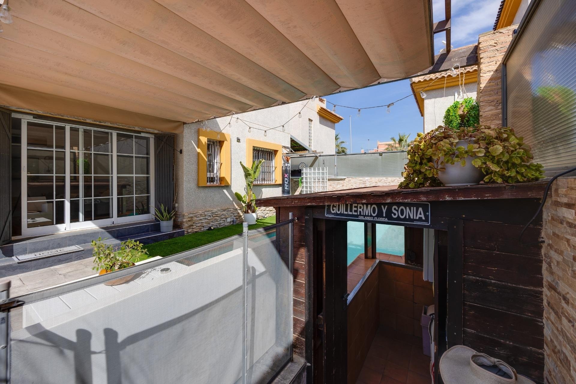 Reventa - Villa -
Los Montesinos - La Herrada