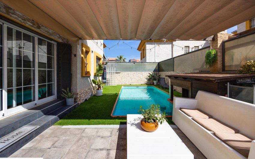 Reventa - Villa -
Los Montesinos - La Herrada