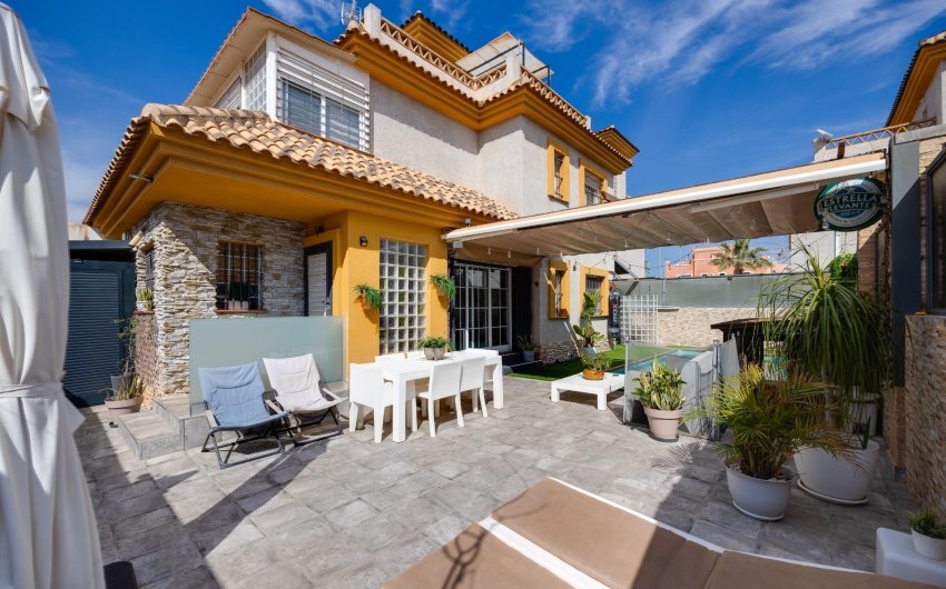 Reventa - Villa -
Los Montesinos - La Herrada