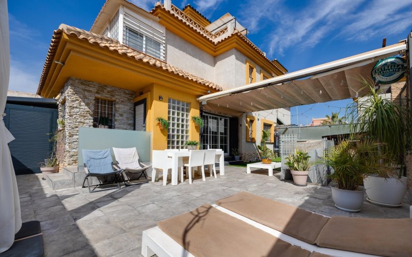 Reventa - Villa -
Los Montesinos - La Herrada