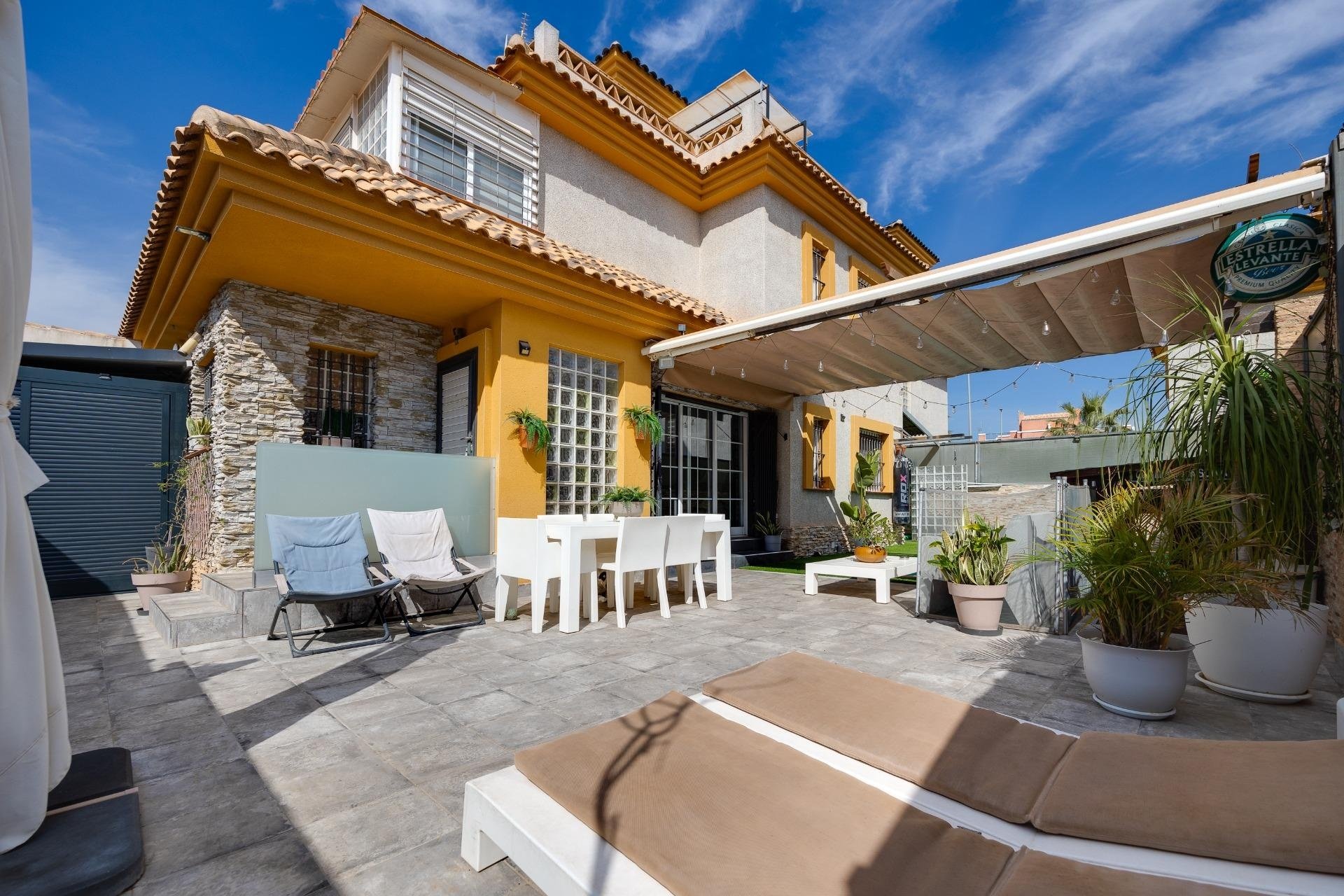 Reventa - Villa -
Los Montesinos - La Herrada