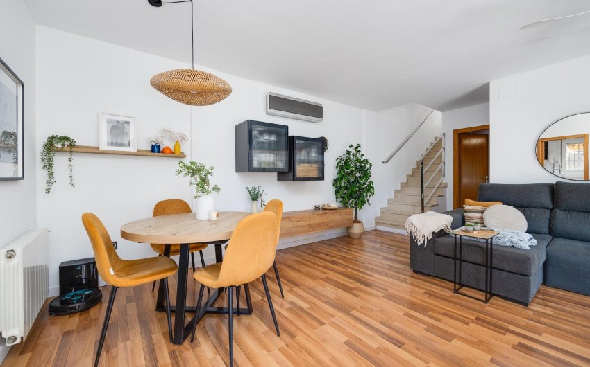 Reventa - Villa -
Los Montesinos - La Herrada