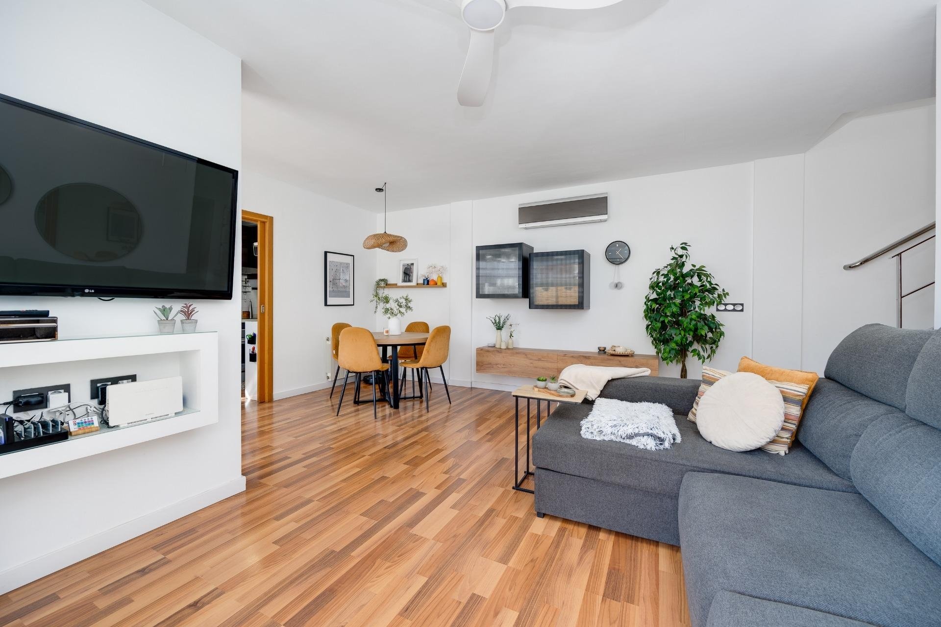 Reventa - Villa -
Los Montesinos - La Herrada