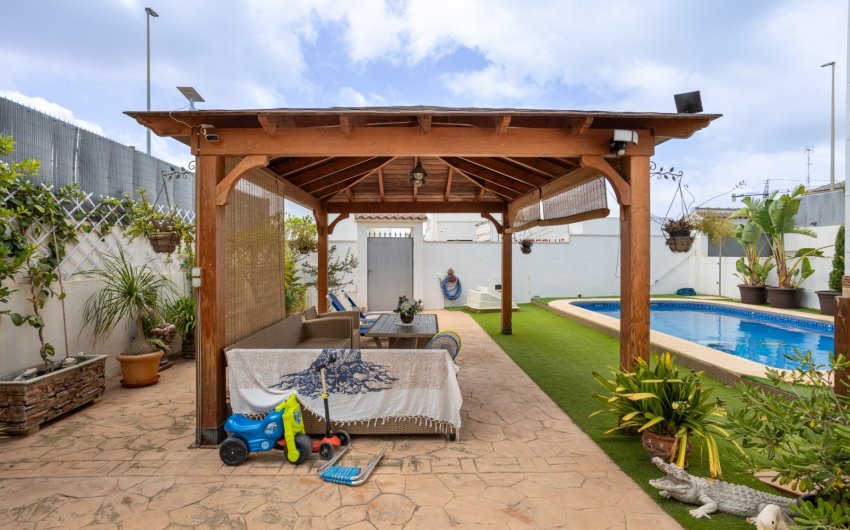 Reventa - Villa -
Los Montesinos - La Herrada