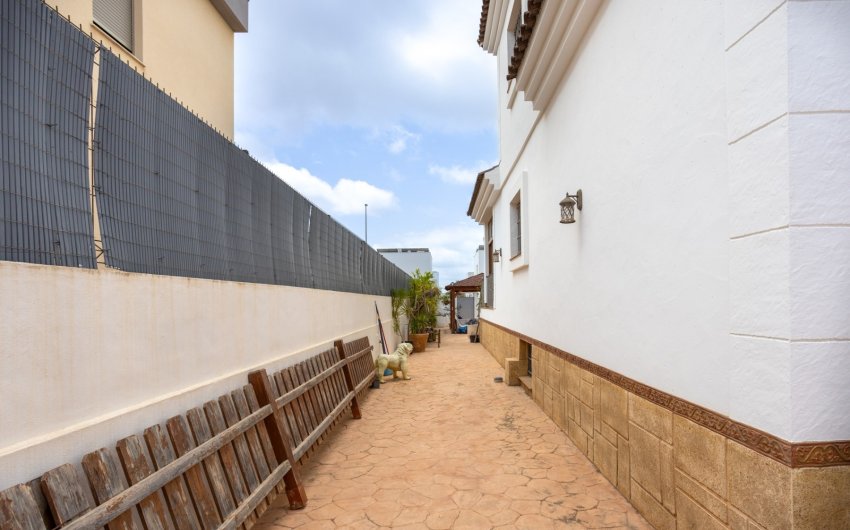 Reventa - Villa -
Los Montesinos - La Herrada