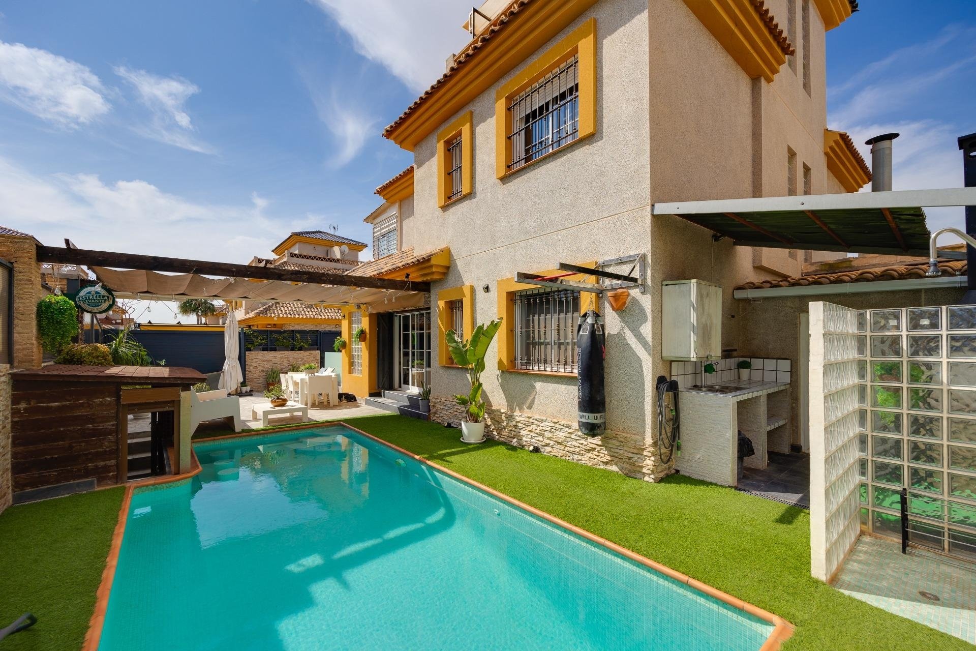 Reventa - Villa -
Los Montesinos - La Herrada