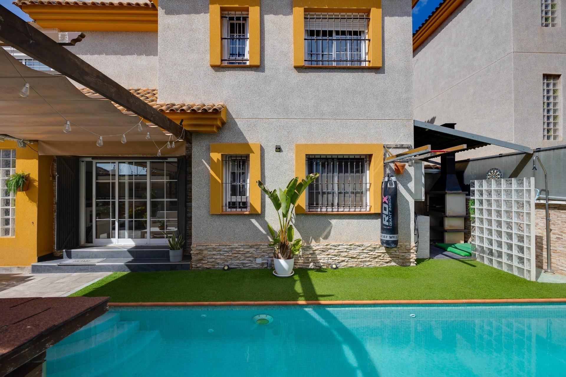 Reventa - Villa -
Los Montesinos - La Herrada