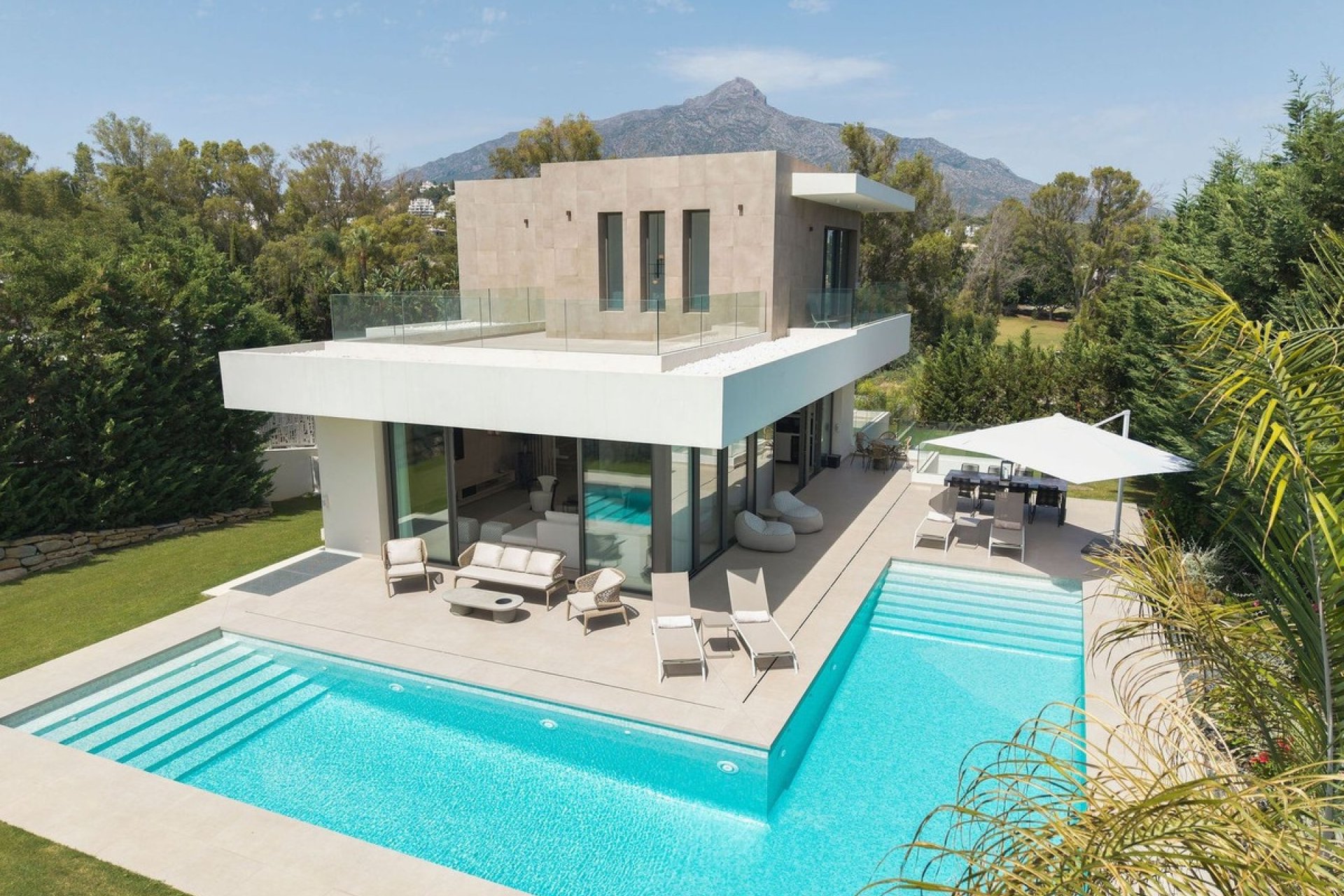 Reventa - Villa -
Nueva Andalucía - Costa del Sol