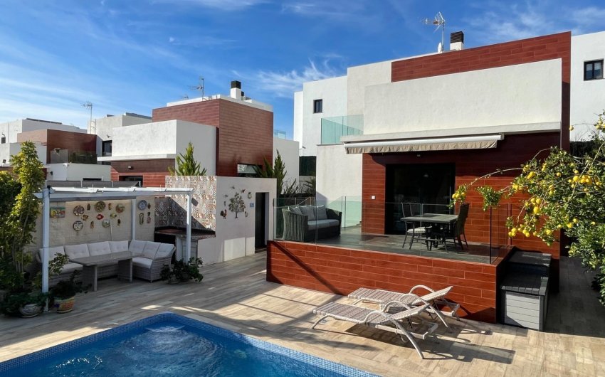 Reventa - Villa -
Polop - Alberca